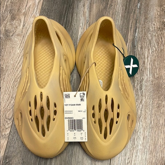 NWT Yeezy Foam Runner Desert Sand - Picture 2 of 7